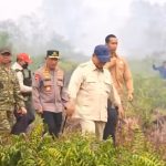 Prabowo Tinjau Langsung Karhutla di Kalbar, Masuk ke Lokasi Kebakaran Kubu Raya