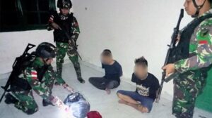 Satgas Pamtas Jagoi Babang Amankan 2 Pria Kedapatan Bawa 7,1 Kg Sabu di Desa Sekida Bengkayang