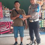 Kanit Provos Polsek Seluas Sosialisasikan Barcode Pengaduan Cepat Propam Polri kepada Masyarakat Desa Seluas