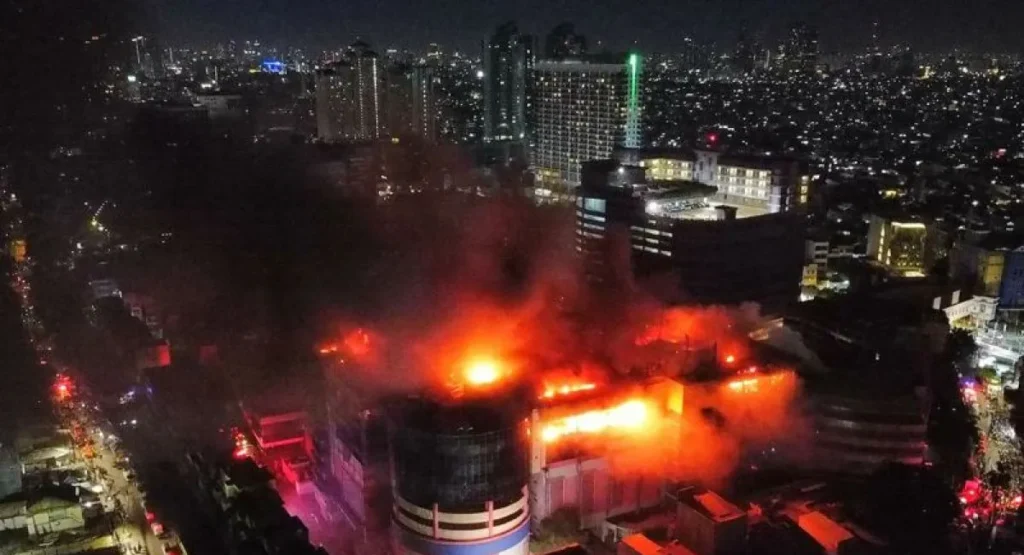 Glodok Plaza Kebakaran, Ledakan Hingga Dentuman Keras Terdengar dari Kebakaran