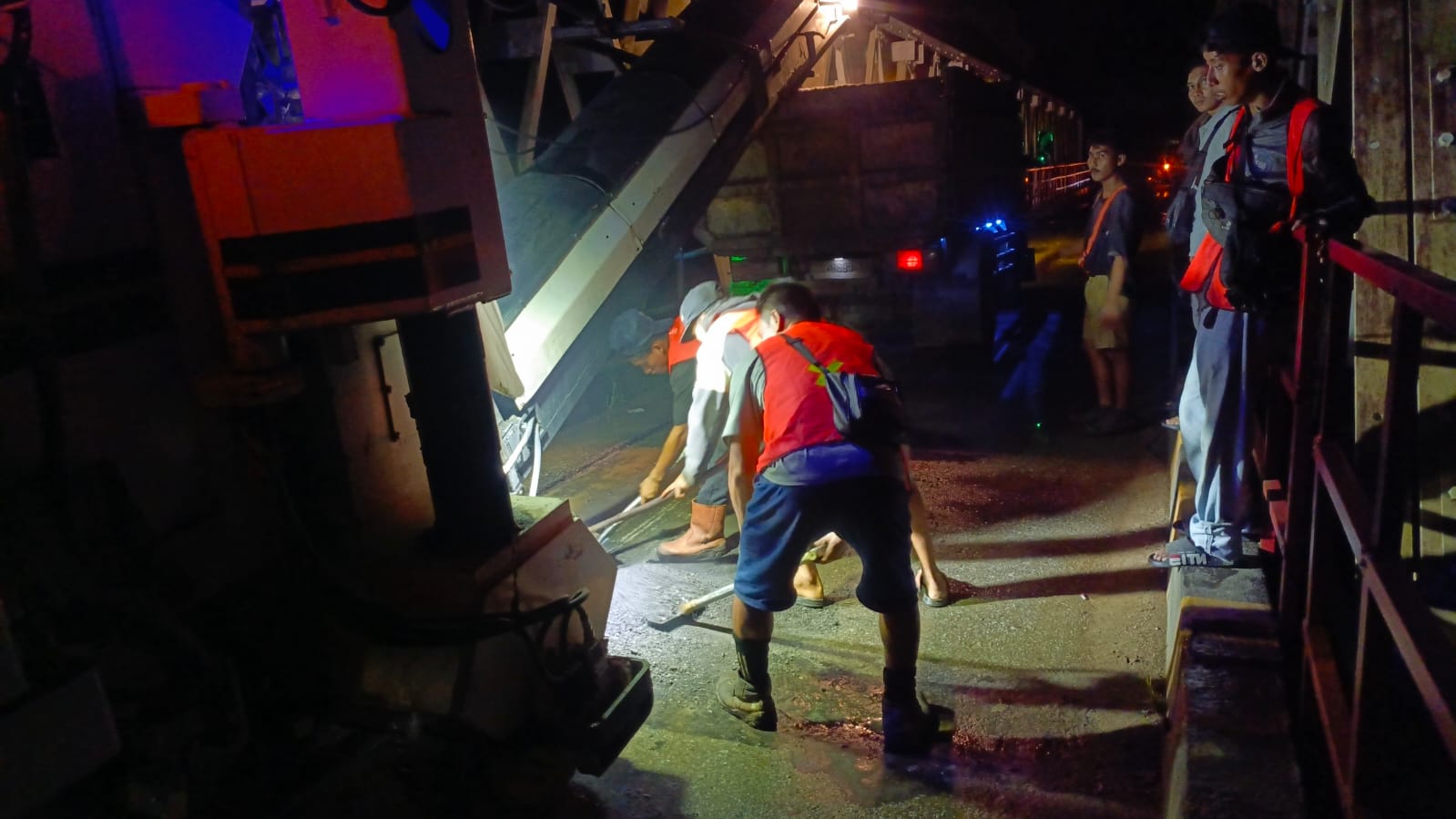 Proses Pengerjaan Jembatan Tanggi Sanggau Ledo