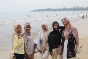 Long Weekend, Wisata Pantai Carita-Anyer Dipadati Pengunjung dari Jabodetabek