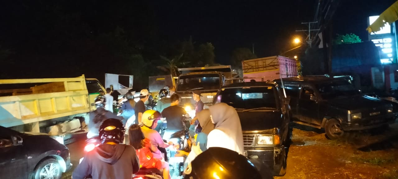 Jalan Basuki Rachmat Lumpuh Total! Antrean BBM di SPBU TMP Bengkayang Picu Kemacetan Parah.
