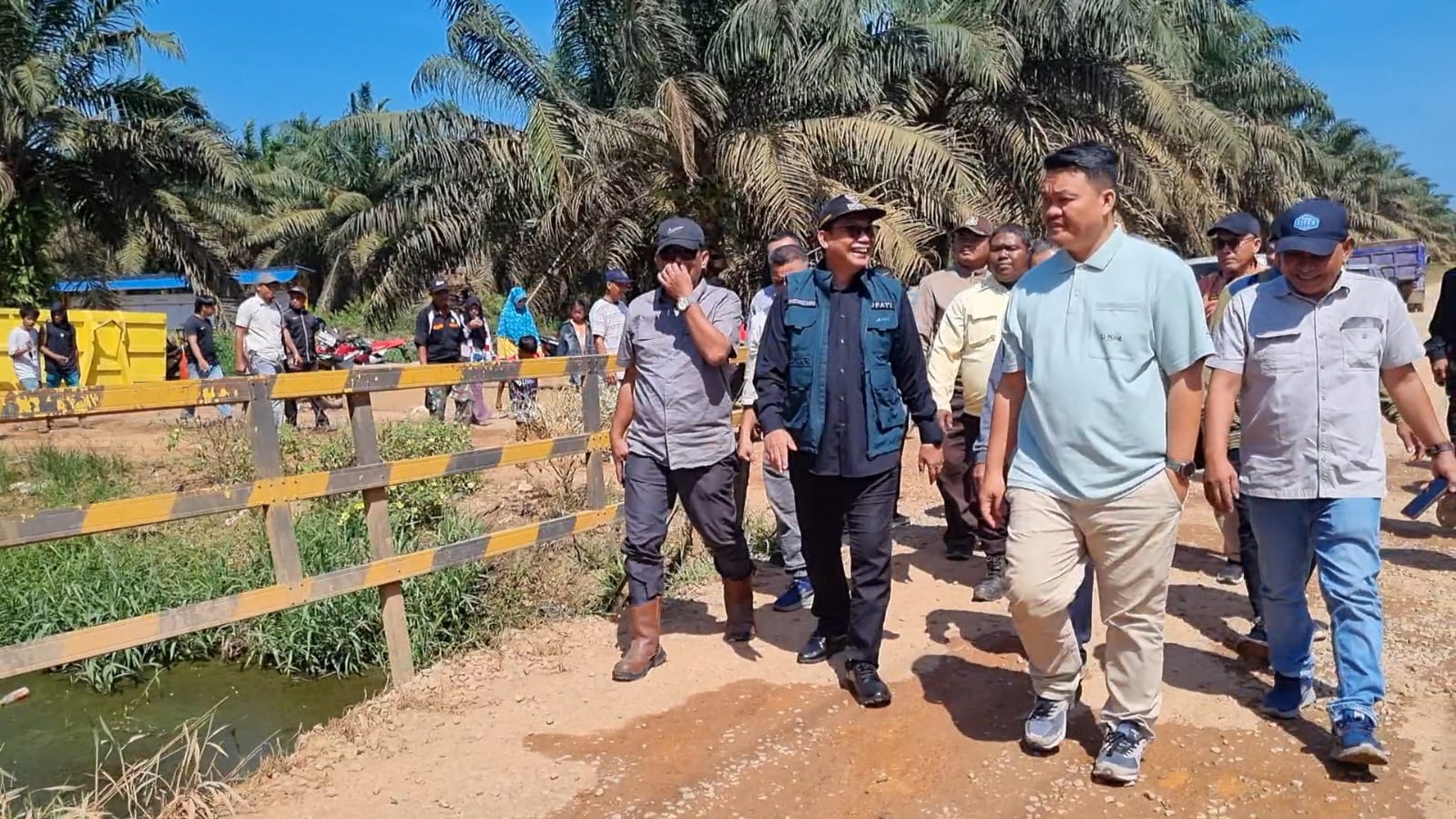 Tinjau Lahan Sengketa di Karimunting, Bupati Sebastianus Darwis Tegaskan Panen Harus Dilakukan Petani Plasma